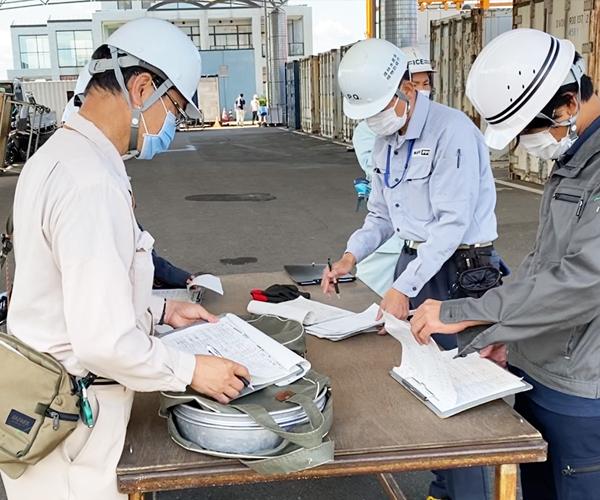 植物防疫官と打合せを行う協会職員 | 福岡、佐賀、大分、長崎、熊本、鹿児島で植物輸入、植物検疫に関する事なら九州植物検疫協会