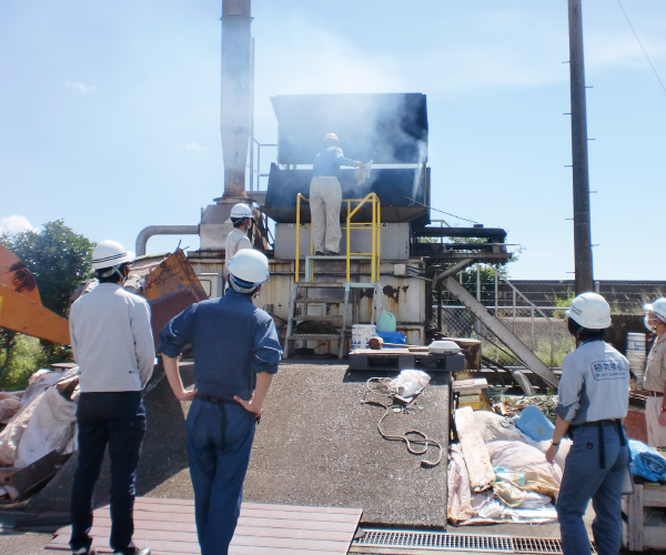 消毒立会を行う協会職員 | 福岡、佐賀、大分、長崎、熊本、鹿児島で植物輸入、植物検疫に関する事なら九州植物検疫協会