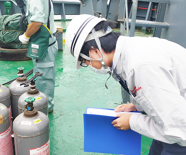 検疫業務の様子 | 福岡、佐賀、大分、長崎、熊本、鹿児島で植物輸入、植物検疫に関する事なら九州植物検疫協会